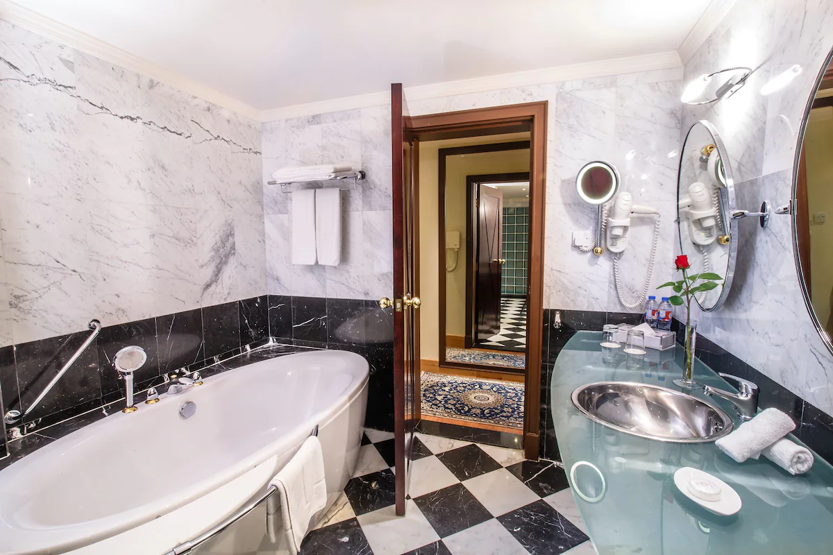 سرویس بهداشتی و حمام هتل گرند اکسلسیور دیره